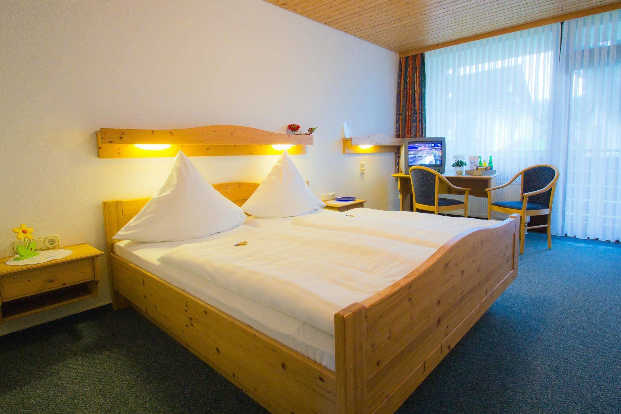 Hotel Am Lingelbach Knüllwald Exteriör bild