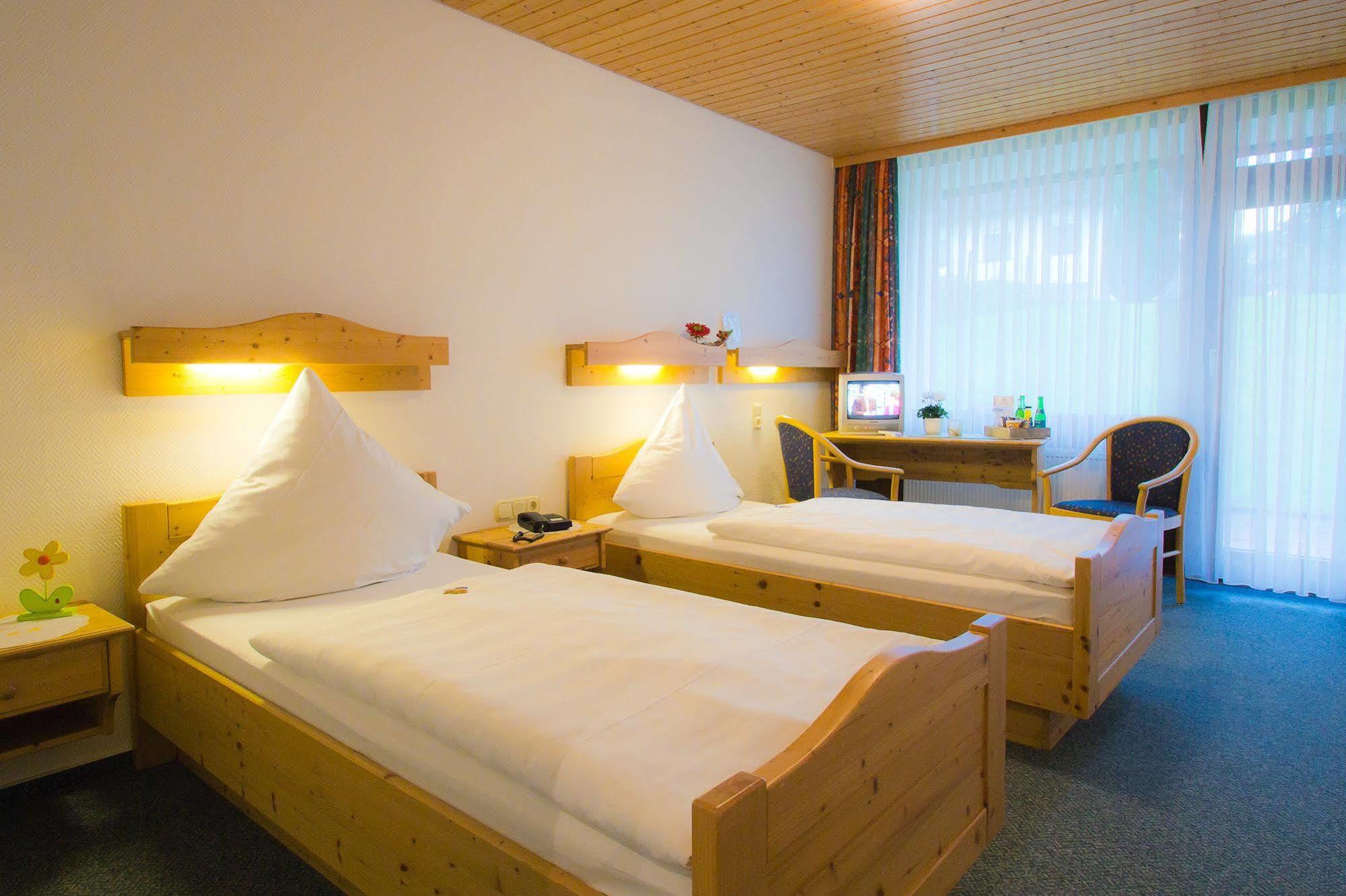 Hotel Am Lingelbach Knüllwald Exteriör bild
